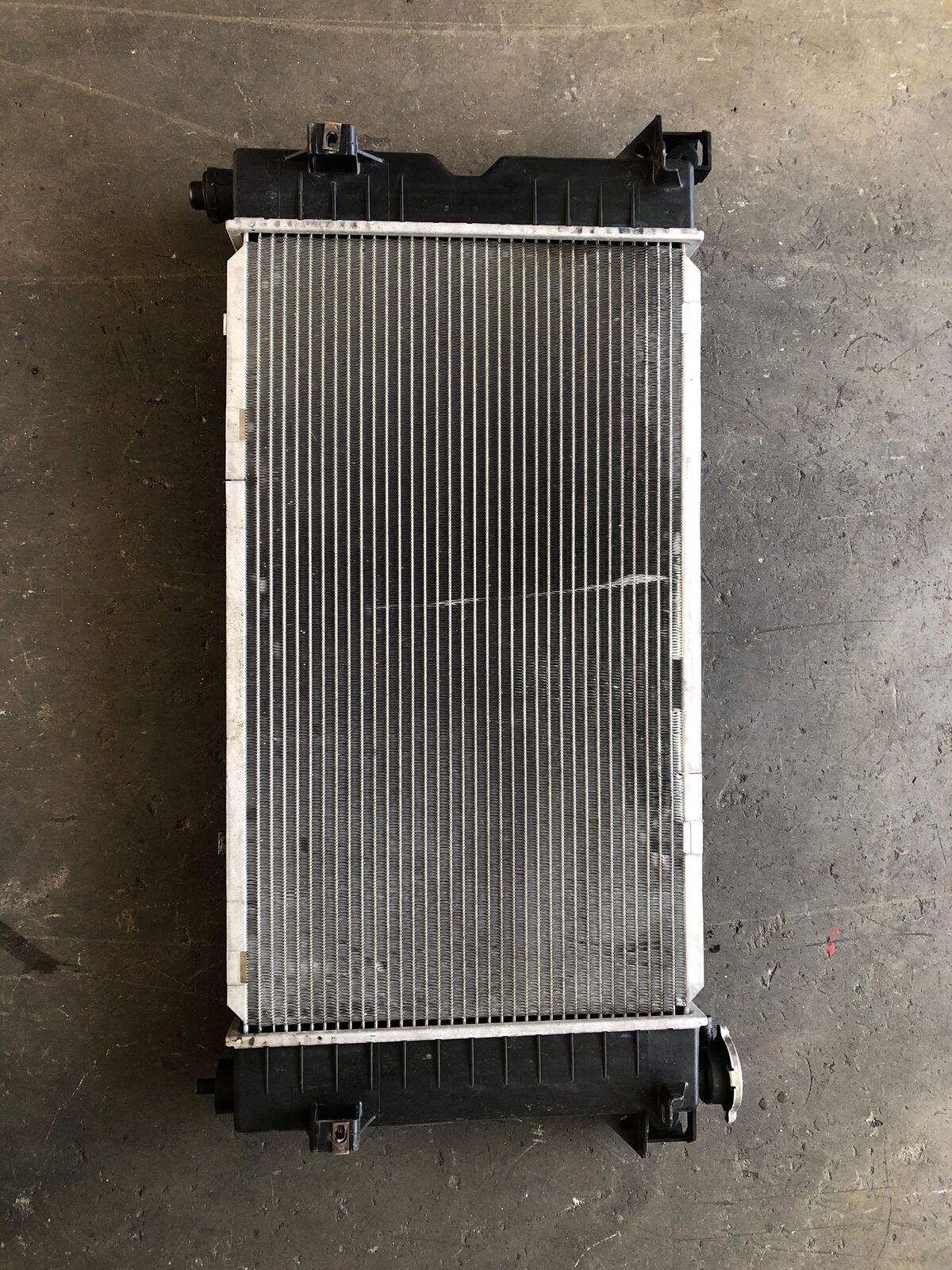 1996 - 2000 DODGE CARAVAN Van 3.3L FWD 6 Cylinder Engine Radiator Assembly OEM