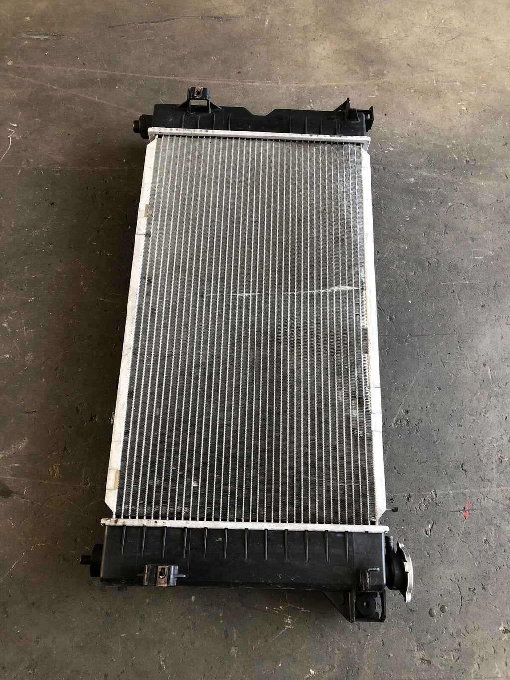 1996 - 2000 DODGE CARAVAN Van 3.3L FWD 6 Cylinder Engine Radiator Assembly OEM